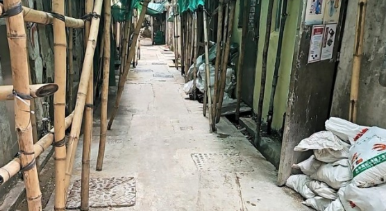 旺角奶路臣街後巷堆積廢料 食環署清理垃圾並協調部門跟進建築廢料