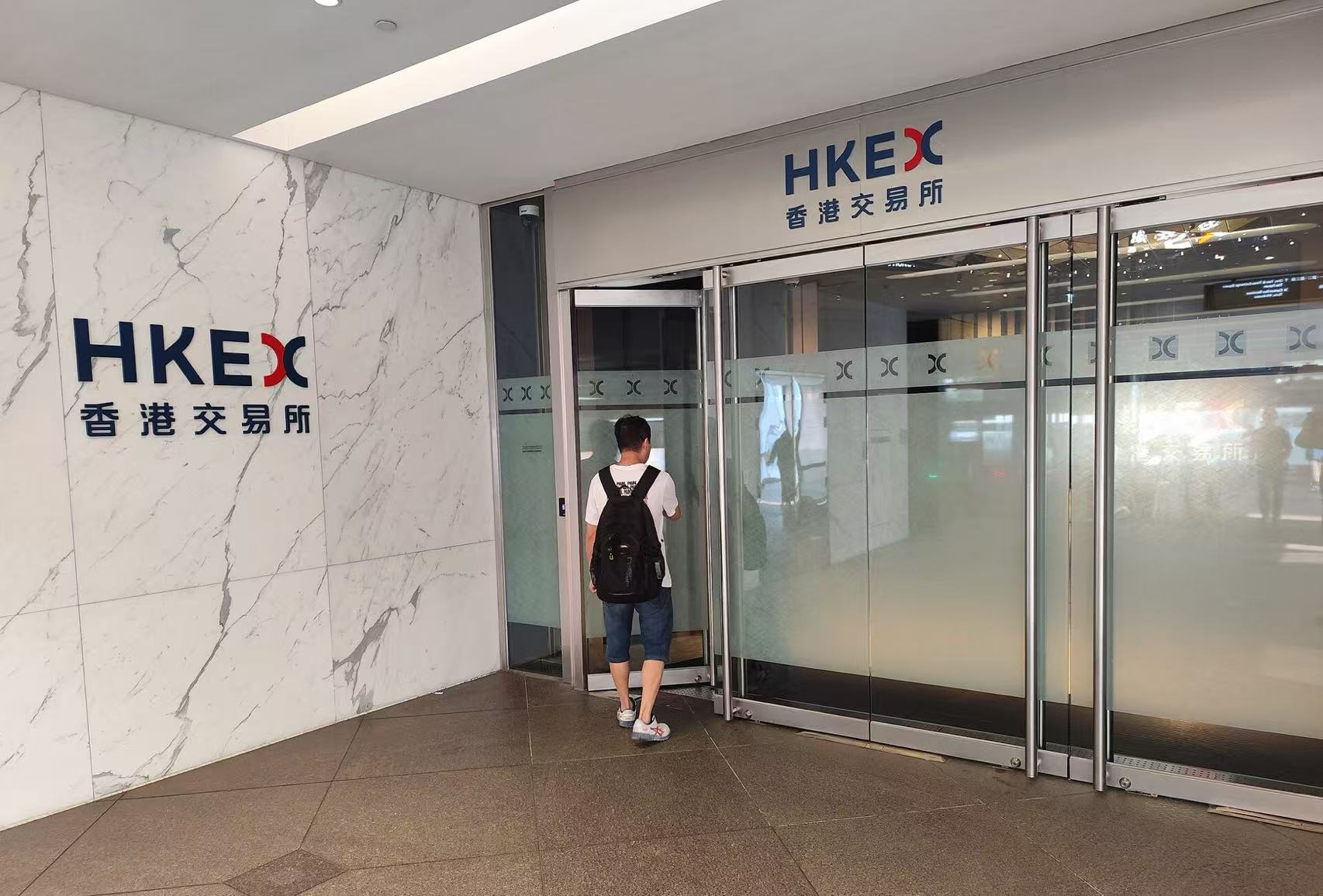 恒指失守後又重上24,000點：AI股撐起大市，樓市股卻在另一邊拖後腿