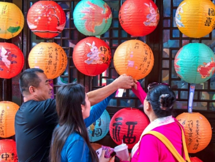 中秋小長假首日內地文旅熱度爆升 中式國潮景區、文博場館成打卡熱點