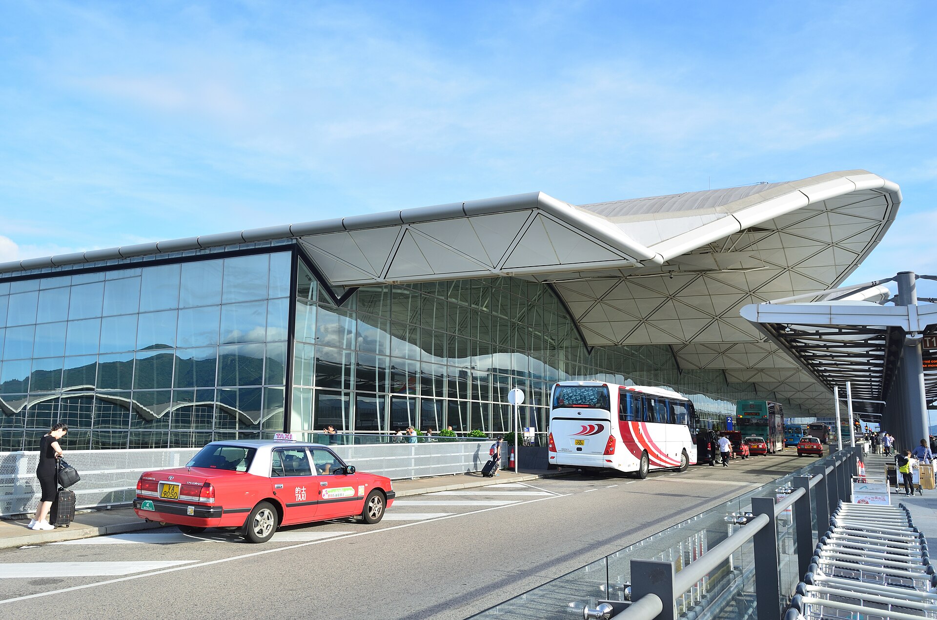 飛沖繩途中折返 港航客機疑起落架未收妥 160名旅客獲安排轉機